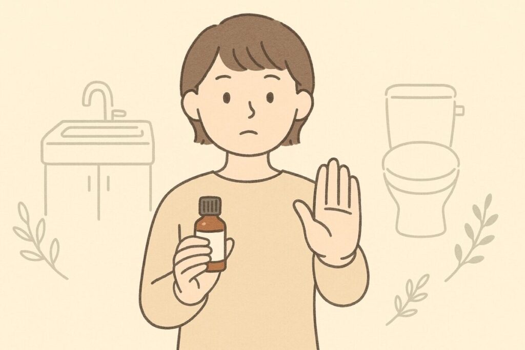 アロマオイルをシンクやトイレに流そうとして止める様子