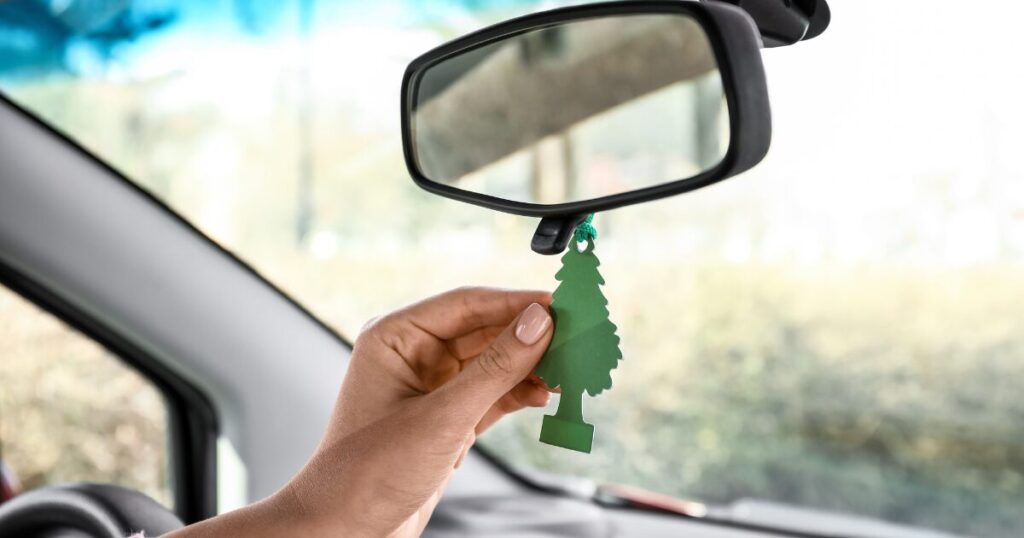 車内での最適なアロマディフューザー設置場所を示す図。エアコン吹き出し口付近、センターコンソール、シート下など、効果的に香りが広がる設置ポイントが示されている。