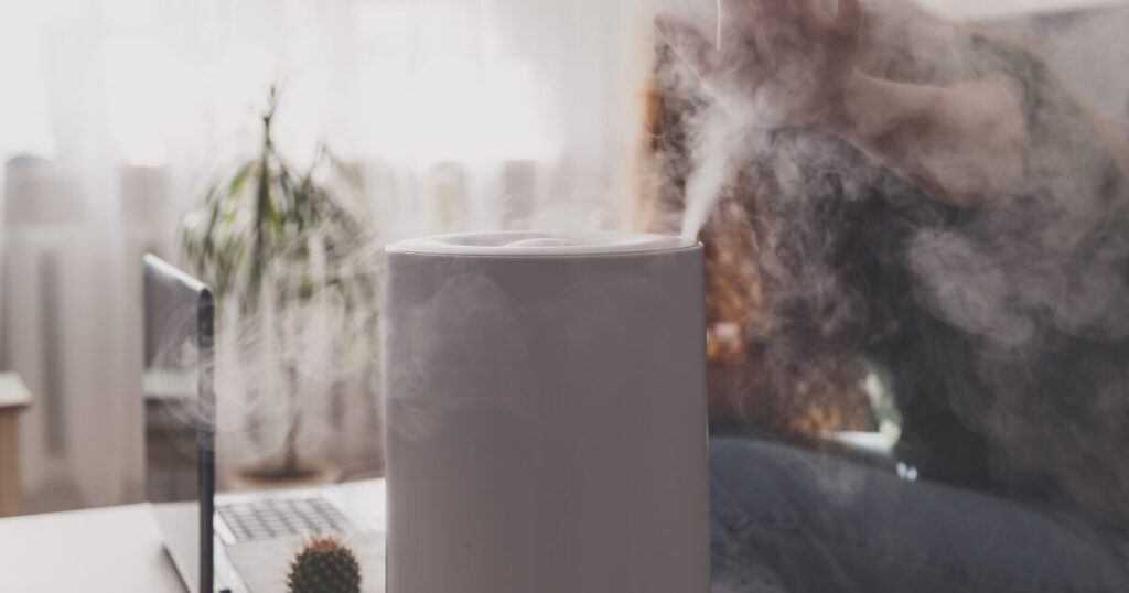 加湿器とアロマディフューザーを別々に配置した理想的なレイアウトと使用方法、それぞれの利点を示した図解