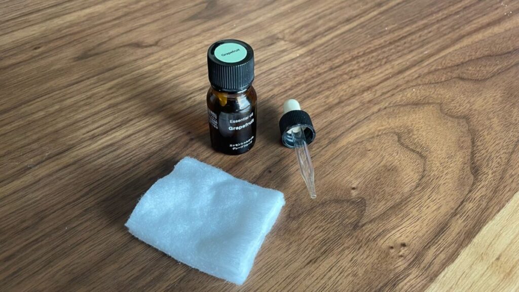 アロマペンダントの香りが迷惑にならないように、コットンとスポイトで精油を1滴ずつ量る準備をしている様子