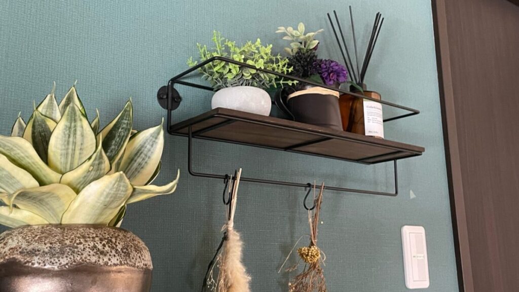 アロマストーンが匂わないときの対策として、観葉植物やリードディフューザーと一緒に香りが広がりやすい高い棚に並べて置いたインテリア写真